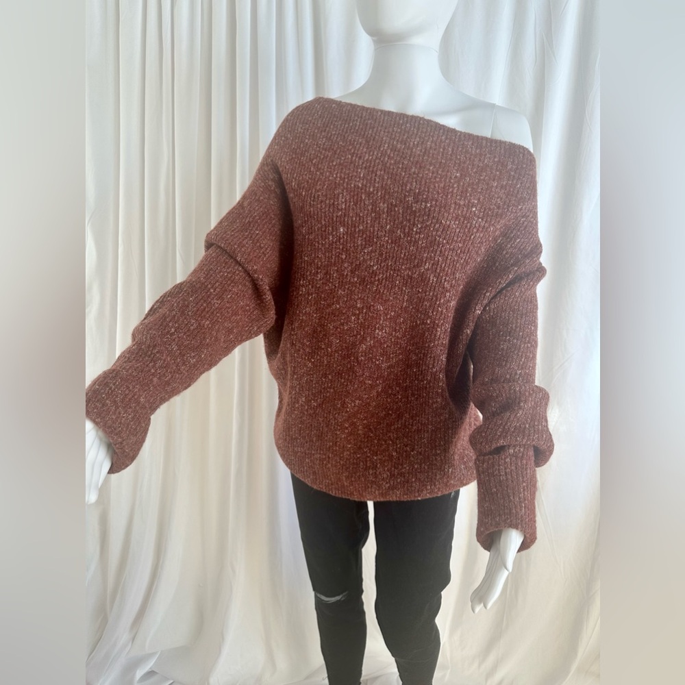 TREASURE & BOND Women's One-Shoulder Rib Sweater in Rust Russet - Medium